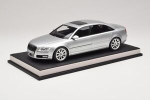 Audi A8 D3 W12 Ice Silver Metallic MotorHelix 1:18 MH030ISM Resin — bild 2 av 7