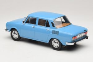 Skoda 100 LS Ljusblå MCG 1:18 MCG18782 Metall — bild 5 av 6