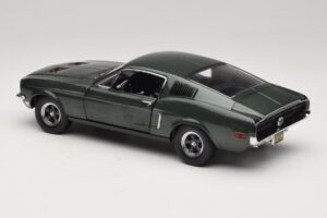 Ford Mustang GT Bullitt med Steve McQueen Figur Greenlight 1:18 12885 Metall — bild 7 av 8