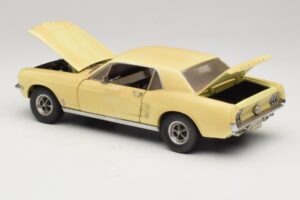 Ford Mustang Coupe Gul The Walking Dead Greenlight 1:18 12958 Metall — bild 5 av 8