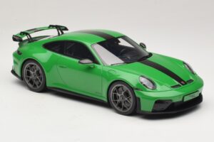 Porsche 911 992.2 GT3 Weissach Package Python Green GT Spirit 1:18 GT576 Resin — bild 4 av 6