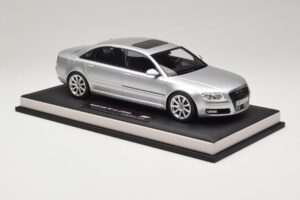 Audi A8 D3 W12 Ice Silver Metallic MotorHelix 1:18 MH030ISM Resin — bild 4 av 7
