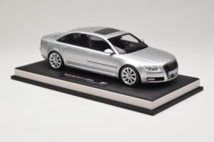 Audi A8 D3 W12 Ice Silver Metallic MotorHelix 1:18 MH030ISM Resin — bild 4 av 7