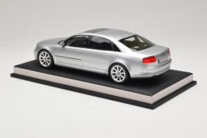 Audi A8 D3 W12 Ice Silver Metallic MotorHelix 1:18 MH030ISM Resin — bild 5 av 7