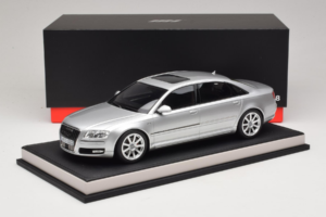 Audi A8 D3 W12 Ice Silver Metallic MotorHelix 1:18 MH030ISM Resin — bild 7 av 7