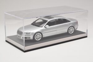 Audi A8 D3 W12 Ice Silver Metallic MotorHelix 1:18 MH030ISM Resin — bild 6 av 7