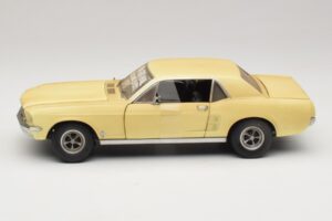Ford Mustang Coupe Gul The Walking Dead Greenlight 1:18 12958 Metall — bild 4 av 8