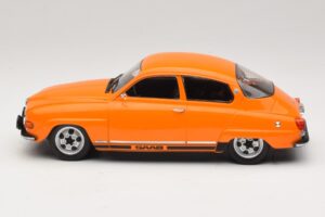 Saab 96 V4 Orange MCG 1:18 MCG18654 Metall — bild 3 av 6