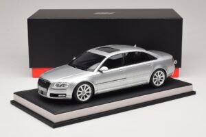 Audi A8 D3 W12 Ice Silver Metallic MotorHelix 1:18 MH030ISM Resin — bild 7 av 7