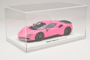 Ferrari SF90 Pack Fiorano Glansig Qatar Pink BBR 1:18 RACELINE137 Resin — bild 6 av 7