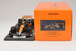 McLaren MCL60 #4 L. Norris 2nd Place Hungarian GP 2023 Minichamps 1:18 537233004 Resin — bild 6 av 7