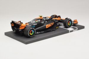 McLaren MCL60 #4 L. Norris 2nd Place Singapore GP 2023 Minichamps 1:18 537233404 Resin — bild 2 av 7