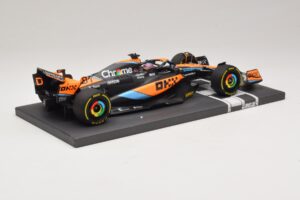 McLaren MCL60 #81 O. Piastri Hungarian GP 2023 Minichamps 1:18 537233081 Resin — bild 2 av 7