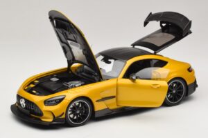 Mercedes AMG GT Black Series C190 Solarbeam Yellow Metallic Minichamps 1:18 110032021 Metall — bild 2 av 8