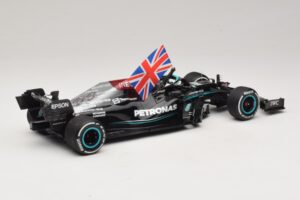 Mercedes AMG Petronas W12 E Performance L. Hamilton Winner British GP 2021 Minichamps 1:18 110211144 Resin — bild 2 av 7