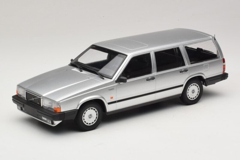 Volvo 740 GL Kombi Silver Minichamps 1:18 155171770 Metall