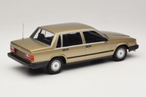 Volvo 740 GL Guld Minichamps 1:18 155171700 Metall — bild 2 av 6