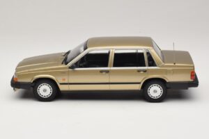 Volvo 740 GL Guld Minichamps 1:18 155171700 Metall — bild 3 av 6