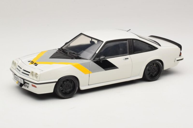 Opel Manta B GT/E Vit Svarta Specialfälgar Revell 1:18 08422 Metall