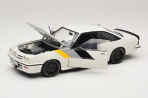 Opel Manta B GT/E Vit Svarta Specialfälgar Revell 1:18 08422 Metall — bild 2 av 8