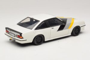 Opel Manta B GT/E Vit Svarta Specialfälgar Revell 1:18 08422 Metall — bild 3 av 8