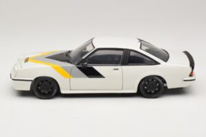 Opel Manta B GT/E Vit Svarta Specialfälgar Revell 1:18 08422 Metall — bild 4 av 8