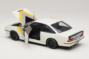 Opel Manta B GT/E Vit Svarta Specialfälgar Revell 1:18 08422 Metall — bild 5 av 8