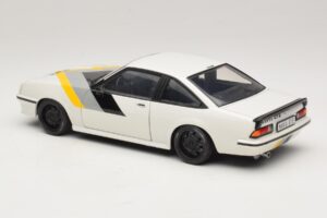 Opel Manta B GT/E Vit Svarta Specialfälgar Revell 1:18 08422 Metall — bild 7 av 8