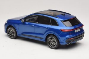 Audi SQ5 FY TFSI Ultra Blå Otto 1:18 OT1281 Resin — bild 5 av 6