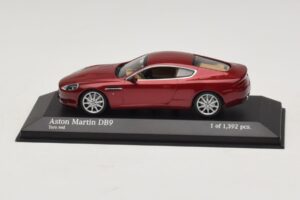 Aston Martin DB9 Röd Metallic Minichamps 1:43 400137340 Metall