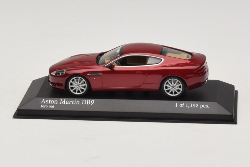 Aston Martin DB9 Röd Metallic Minichamps 1:43 400137340 Metall