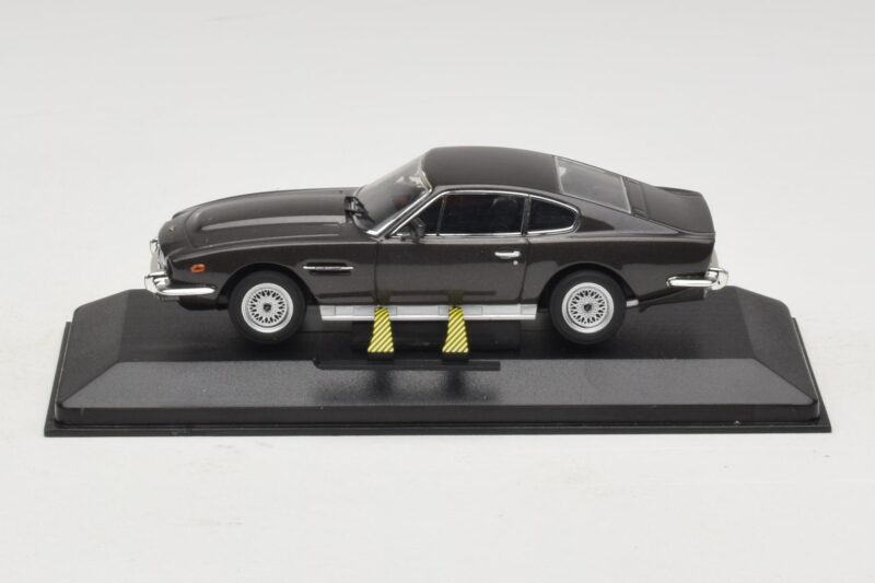 Aston Martin DBS On Her Majesty's Secret Service Med Skidor Minichamps 1:43 436137600-P1 Metall