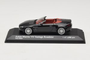 Aston Martin V8 Vantage Roadster Svart Metallic Minichamps 1:43 400137431 Metall