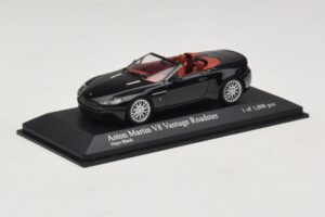 Aston Martin V8 Vantage Roadster Svart Metallic Minichamps 1:43 400137431 Metall — bild 2 av 4