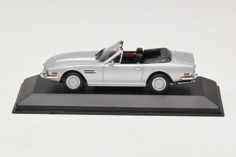 Aston Martin V8 Volante Silver Minichamps 1:43 Aston Martin V8 Volante Silver Minichamps 1:43 400137601 Metall