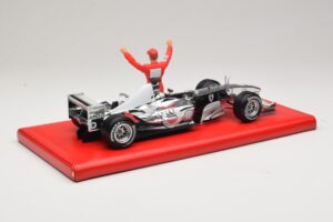 Ferrari F2004 #1 M. Schumacher Six Time World Champion 2004 Krom Silver Hot Wheels 1:18 C7332 Metall — bild 2 av 6