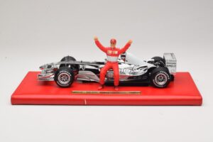 Ferrari F2004 #1 M. Schumacher Six Time World Champion 2004 Krom Silver Hot Wheels 1:18 C7332 Metall — bild 3 av 6