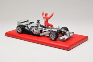 Ferrari F2004 #1 M. Schumacher Six Time World Champion 2004 Krom Silver Hot Wheels 1:18 C7332 Metall — bild 4 av 6