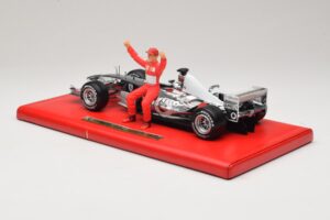 Ferrari F2004 #1 M. Schumacher Six Time World Champion 2004 Krom Silver Hot Wheels 1:18 C7332 Metall — bild 5 av 6