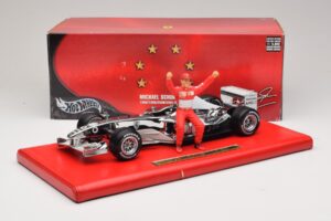 Ferrari F2004 #1 M. Schumacher Six Time World Champion 2004 Krom Silver Hot Wheels 1:18 C7332 Metall — bild 6 av 6