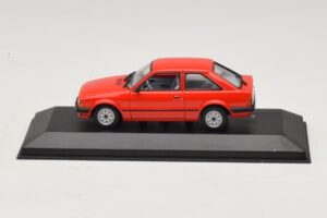Ford Escort Mk3 3-dörrars Röd Minichamps 1:43 400085000 Metall