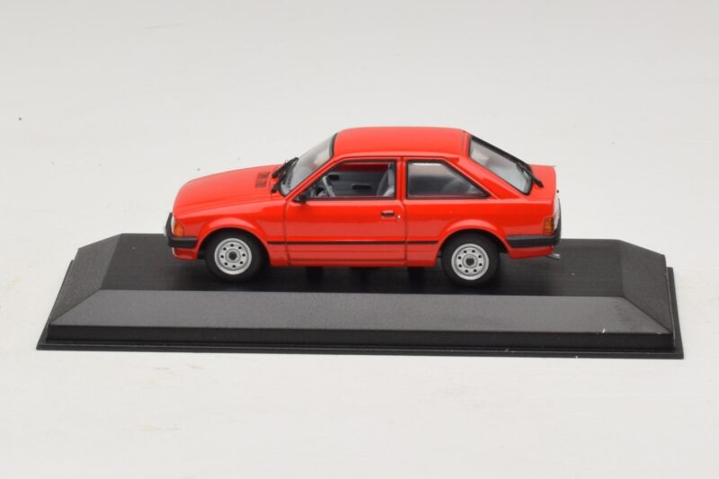 Ford Escort Mk3 3-dörrars Röd Minichamps 1:43 400085000 Metall