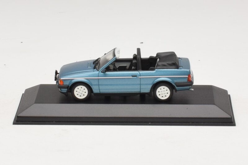 Ford Escort Mk3 Cabriolet Blå Metallic Minichamps 1:43 Ford Escort Mk3 Cabriolet Blå Metallic Minichamps 1:43 400085030 Metall