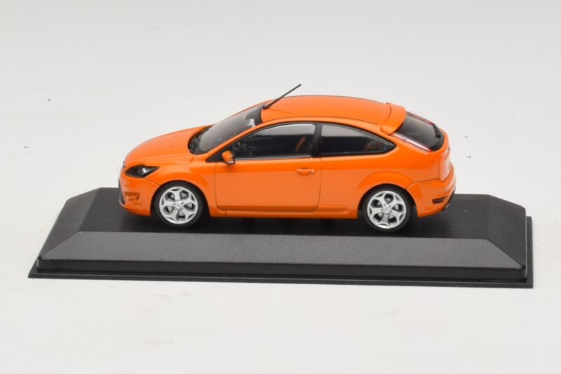 Ford Focus ST Mk2 Electric Orange Ersättningslåda Minichamps 1:43 400087302-R1 Metall