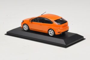 Ford Focus ST Mk2 Electric Orange Ersättningslåda Minichamps 1:43 400087302-R1 Metall — bild 3 av 4