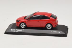 Ford Focus ST Mk2 Röd Minichamps 1:43 400087301 Metall