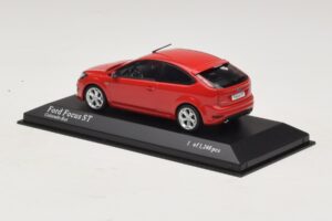 Ford Focus ST Mk2 Röd Minichamps 1:43 400087301 Metall — bild 3 av 4