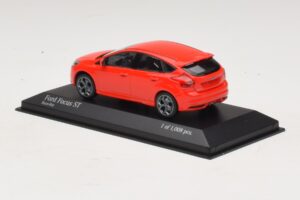 Ford Focus ST Mk3 Röd Minichamps 1:43 410081001 Metall — bild 3 av 4