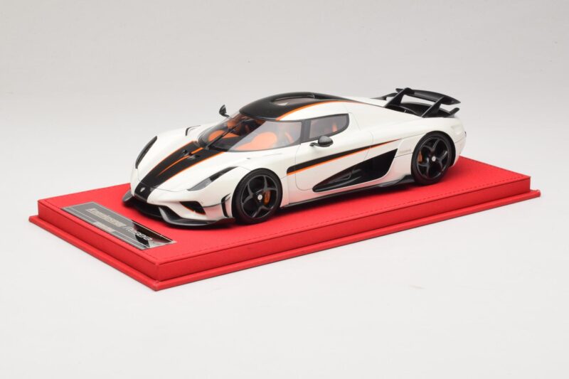 Koenigsegg Regera Vit med Svart Kolfiber FrontiArt 1:18 REMC043 Resin
