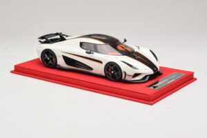 Koenigsegg Regera Vit med Svart Kolfiber FrontiArt 1:18 REMC043 Resin — bild 4 av 7